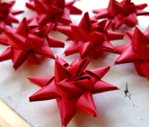 danish-paper-stars__1541951350_86.174.106.234-300x255 How to make Danish paper Christmas stars (julestjerner)