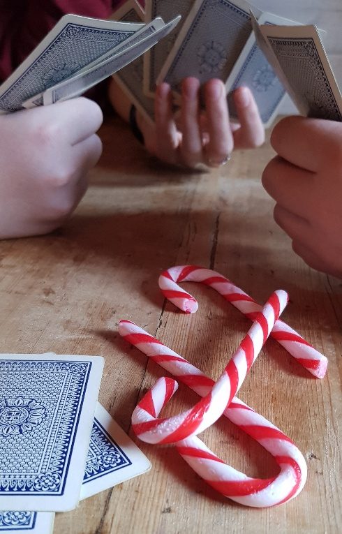 how to play spoons candy cane christmas game