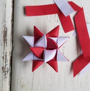 how-to-make-danish-woven-paper-Christmas-moravian-stars-hyggestyle-11-295x300 How to make Danish paper Christmas stars (julestjerner)